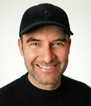 Portrait de Jérôme Maufrais, professeur de piano expérimenté proposant des cours en ligne.